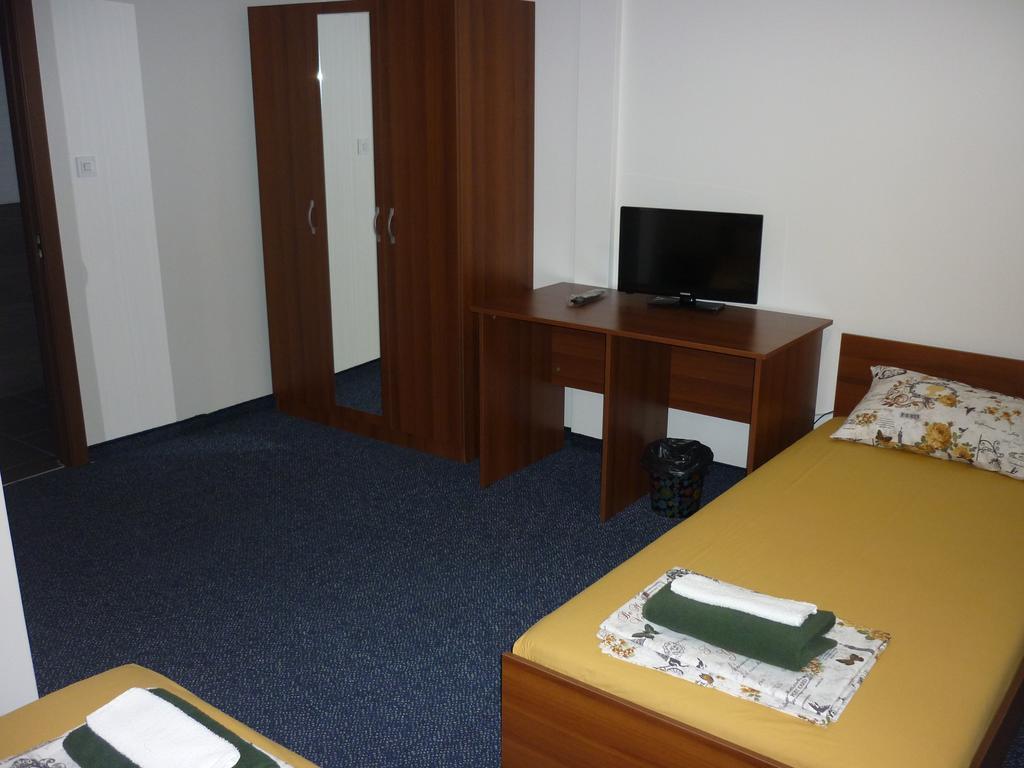 Yalta Guesthouse 鲁塞 外观 照片